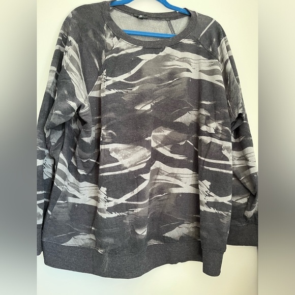 Torrid 3 Camo Like Crewneck - Picture 1 of 2